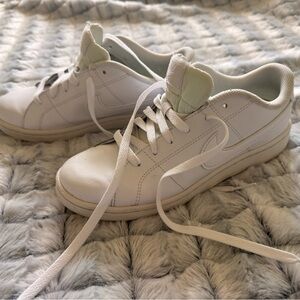 NIKE Court Royal 2 - Triple White size 8